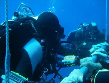 Συνεχίζονται οι έρευνες των βατραχανθρώπων του Λιμενικού για τον εντοπισμό αγνοοούμενων (φωτό)
